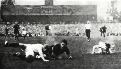 La France, en 1938, poursuit sa route jusqu'en quart de finale, stoppe 3 buts  1 par le futur vainqueur de la comptition. De qui s'agissait-il ?