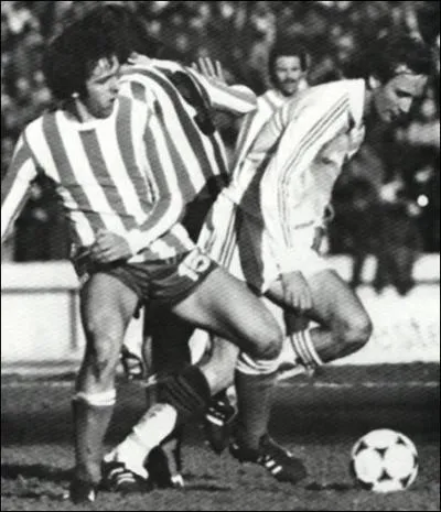 Lors de ce tournoi toujours, l'quipe de France, lors de son 3e match contre la Hongrie, joue avec des couleurs inhabituelles. Les 2 quipes se sont prsentes avec chacune leur maillot blanc. L'quipe de France, en tort, a d revtir un maillot prt par le club local du CA Kimberley. De quelles couleurs tait ce maillot ray ?