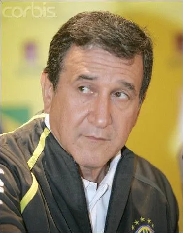 Lors du dernier match de la France en 2010 contre l'Afrique du Sud, Raymond Domenech refuse de serrer la main du slectionneur adverse. De qui s'agit-il ?