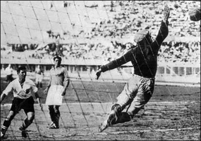 La France est limine du tournoi 3 buts  2 aprs prolongations en 1934 par une quipe qui rgnait sur le foot europen depuis 1928, au point d'tre surnomme la Wunderteam. De quelle slection s'agissait-il ?