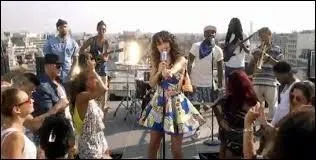 Dans quel clip voit-on Tal habille ainsi ?