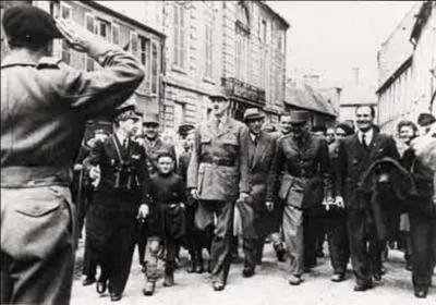 Le 14 juin, le gnral de Gaulle dbarque en France. A votre avis o dbarque-t-il et  quel endroit se rend-il ?