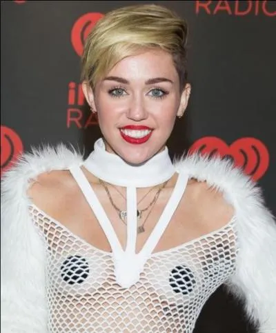 Quelle chanteuse chante  Wrecking ball  en 2013 ?