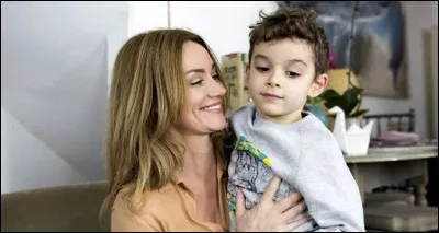 Qui est le petit garçon à côté d'Alice Nevers ?