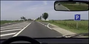 Les hachures que vous voyez au milieu de cette route porte le nom de zbras. Laquelle de ces affirmations est vraie ?