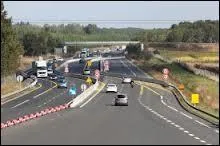 Vous circulez sur une autoroute en chantier et vous voyez un marquage blanc et un marquage jaune. Dans ce cas, de quel marquage faut-il tenir compte ?
