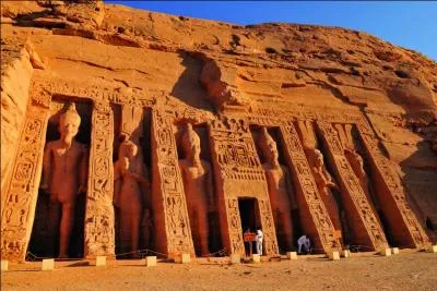 Quel pharaon lana la construction des temples d'Abou Simbel ?