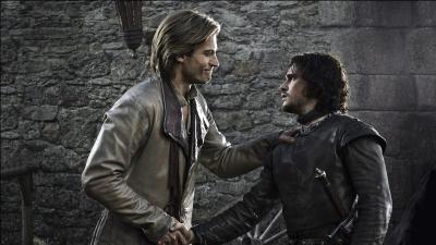 Saison 1 : Pour la première fois que l'on voit Tyrion de son bon côté, ce dernier montre à Jon Snow à quel point il peut comprendre ce qu'il ressent. Mais que lui dit-il ?