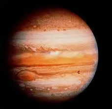 Parmi ces affirmations, laquelle est vraie concernant la plante Jupiter ?