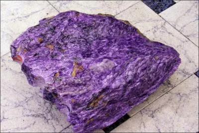 Quelle est cette pierre brute ?