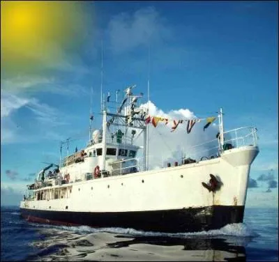 Comment s'appelle le navire du commandant Cousteau ?