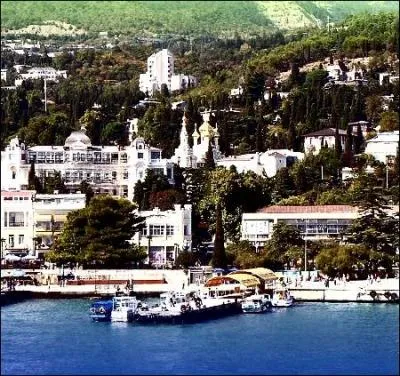 Au bord de quelle mer est situe la station balnaire de Yalta ?