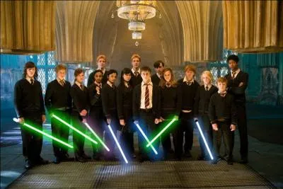 Le temps des baguettes magiques est rvolu ! Place aux sabres laser de  Star Wars  ! Savez-vous dans quel endroit la premire runion de  l'arme de Dumbledore  s'est-elle tenue ?