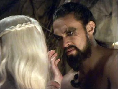Vrai ou faux. Le Khal Drogo est violemment tué par une vieille femme qu'avait sauvée Daenerys Targaryen.