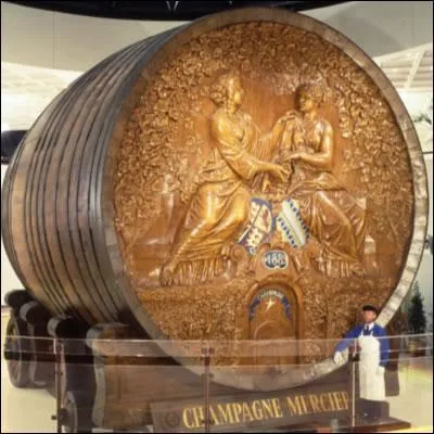 Ce tonneau contient plus de 220 000 bouteilles de champagne ! Orage !