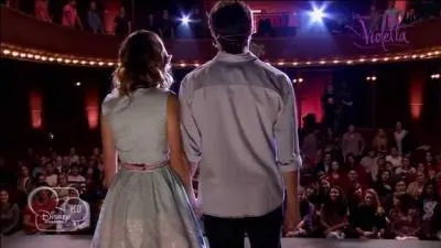 Lors de sa reprsentation en Espagne, avec qui Violetta chante-t-elle  Podemos  ?