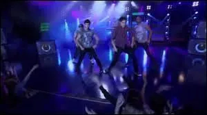 Le groupe des garons a compos plusieurs chansons dont une interprte au dernier spectacle de la saison 2, laquelle ? 