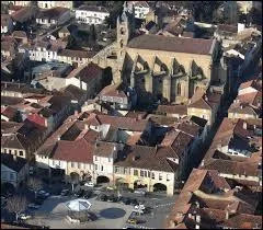 Nous survolons la ville Gersoise de Mirande. Nous sommes donc en rgion ...