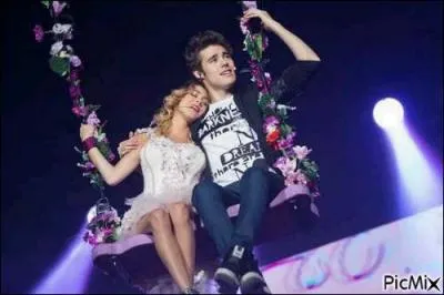 Que prfre-t-elle : Twitter ou Facebook ?