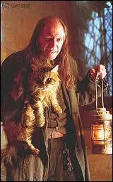 Comment s'appelle la chatte de Rusard ?