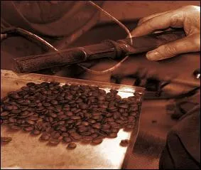 En 1554, dans quelle ville, autrefois grand port recevant de multiples produits de luxe et des textile, s'ouvre le premier établissement où l'on sert du café ?