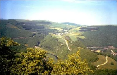 Quel nom porte le massif montagneux qui est à la fois français, belge et luxembourgeois ?