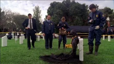 Dans l'pisode 21 (Morts au combat), sur quelle tombe tait le corps retrouv ?