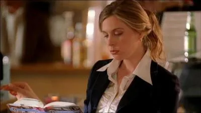 Au dbut, Booth sort avec une avocate, comment s'appelle-t-elle ?