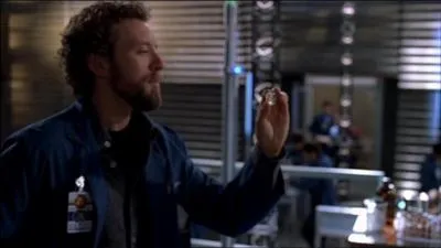 A la fin de l'pisode 18 (La Maldiction du pirate), que trouve Hodgins au fond du trou de forage ?