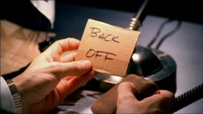 Dans l'pisode 11 (Tmoin gnant), que reoit Booth qui appartient au garon ?