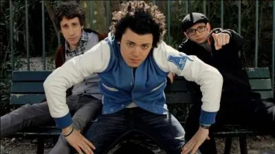 Dans la saison 3 dans quel magasin travaille Adam ?