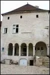 La maison forte de Montbozon a �t� b�tie en 1569. Elle est aussi connue sous le nom de  maison des J�suites , ordre religieux auquel la maison a �t� c�d�e en 1602. O� est-elle situ�e ?