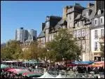 O� est situ�e la place des Lices, entour�es d'anciens h�tels particuliers du XVIIe si�cle, � pans de bois, avec en son centre des halles en brique et m�tal de la fin du XIXe si�cle ?