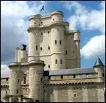 Quel est ce ch�teau d'Ile de France, d'abord pavillon de chasse, puis manoir royal, dot� d'un donjon et de b�timent pour la cour par Charles V, devenu ainsi le plus important d'Europe ?