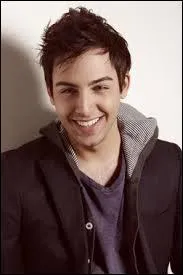 Quel est le nom de ce chanteur ?