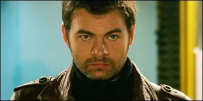 Clovis Cornillac interprète le rôle du Capitaine Techouet dans les premières saisons de la série "Central Nuit". Comment le surnommait-on ?