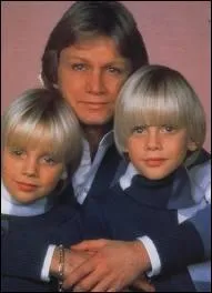 Dans quelle chanson Claude Franois demande-t-il si  Maman est prs de toi  ?