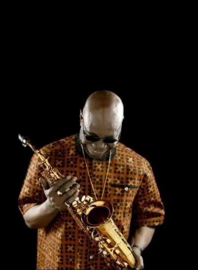 Au milieu des annes soixante, un musicien qui deviendra plus tard  Papa Groove , est engag par l'nergumne : il reste,  son image...