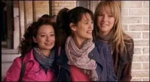 Quel est le prnom de l'amie de Clem et Alize,  gauche sur la photo ?