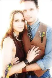 Avec qui est-elle fiance ?