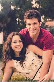 Dans la srie  Pretty Little Liars , avec qui est-elle sortie ?
