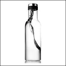 Une  carafe d'eau  se traduira :