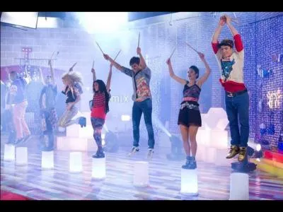 Dans la saison 2, comment se renomme l'cole de chant et de danse de Violetta ?