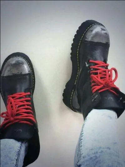 A qui sont ces chaussures ?