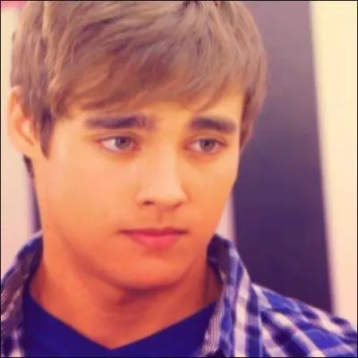 Quelle chanson le beau Leon interprète-t-il en solo ?