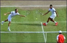 En jeu  double , combien de joueurs s'opposent ?