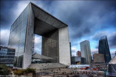 Quel muse trouve-t-on dans le toit de la Grande Arche de la Dfense ?
