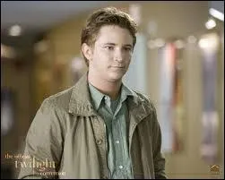 Pendant que la classe regarde Romo et Juliette, que fait Mike ?