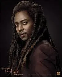 Pourquoi Laurent se rend-il  Forks ?