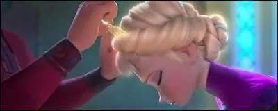 Pourquoi la reine s'enfuit-elle lors de son couronnement ?